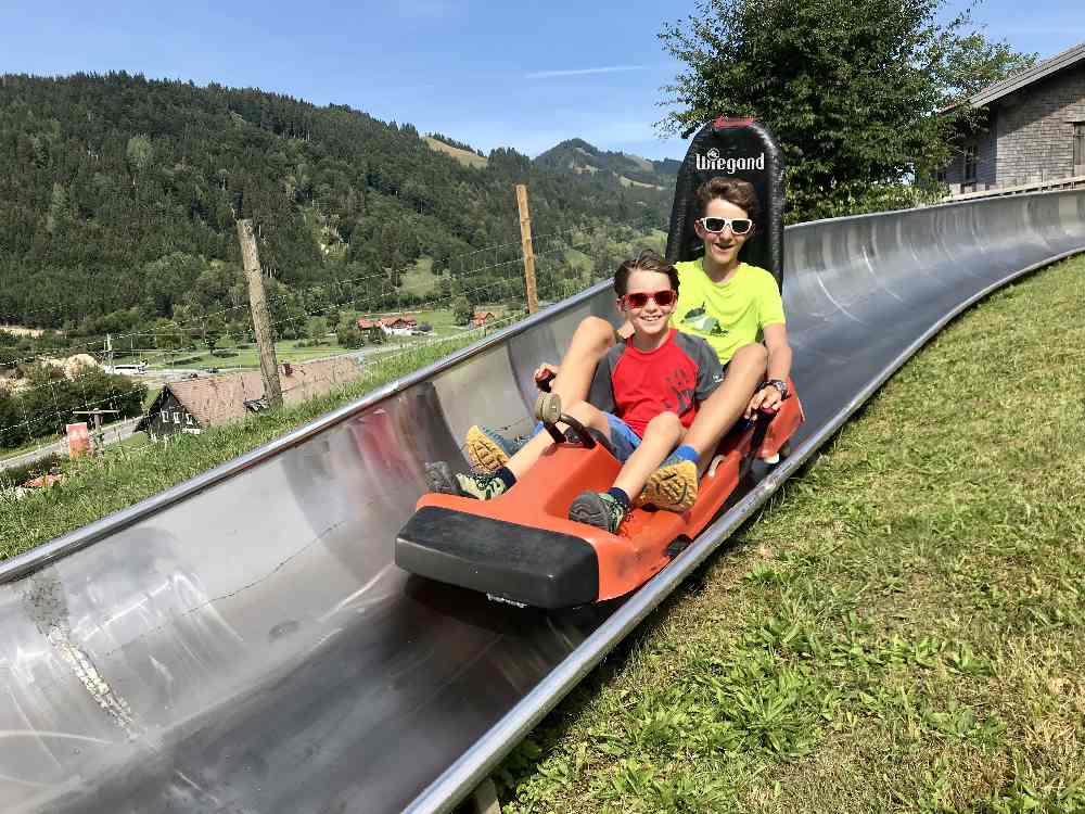 So viel Spaß haben die Kinder auf der Hündle Sommerrodelbahn in Oberstaufen