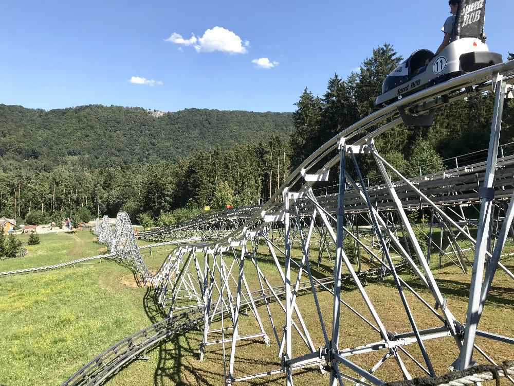 Von der klassischen Sommerrodelbahn schauen wir hinüber zum Speed-Bob in Riedenburg