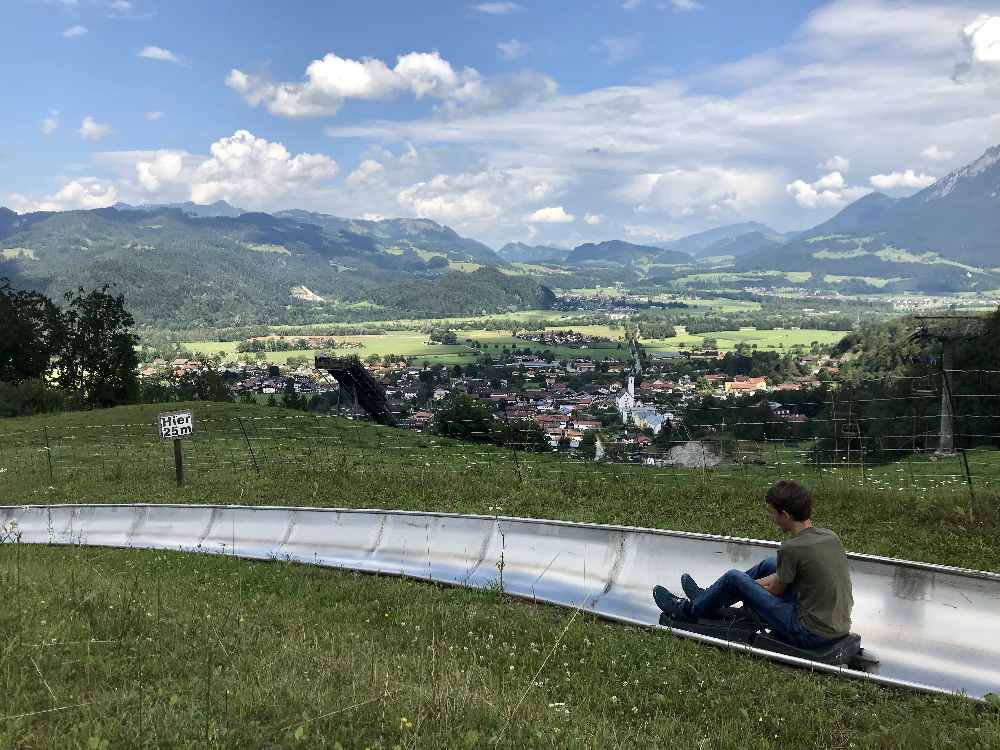 Die schönsten Sommerrodelbahnen in Bayern mit Kindern: Das Hocheck in Oberaudorf, die Hündle Sommerrodelbahn und der Coaster in Oberammergau 