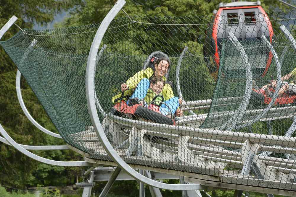 Osttirodler: Fahrvergnügen bei der Sommerrodelbahn mit Kindern in Tirol, Fahrzeiten jeweils von Mai bis Oktober, sowie Weihnachten bis Mitte März