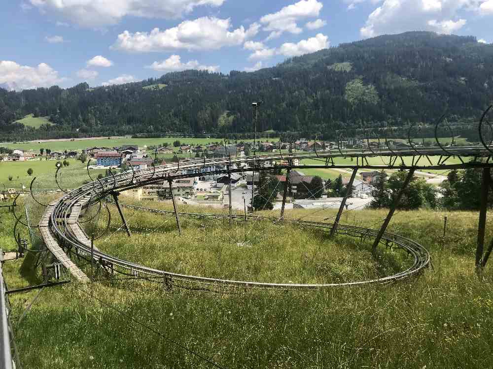 Sommerrodeln Salzburg:  Das ist einer von 5 Kreiseln, der uns auf der Abfahrt in den Sitz drücken wird 