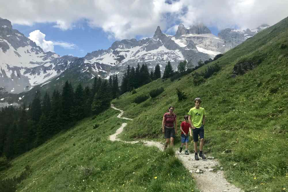 Sommerrodeln und wandern:  Umfrangreich und schön sind auch die Wanderziele am Golm für Familien. 