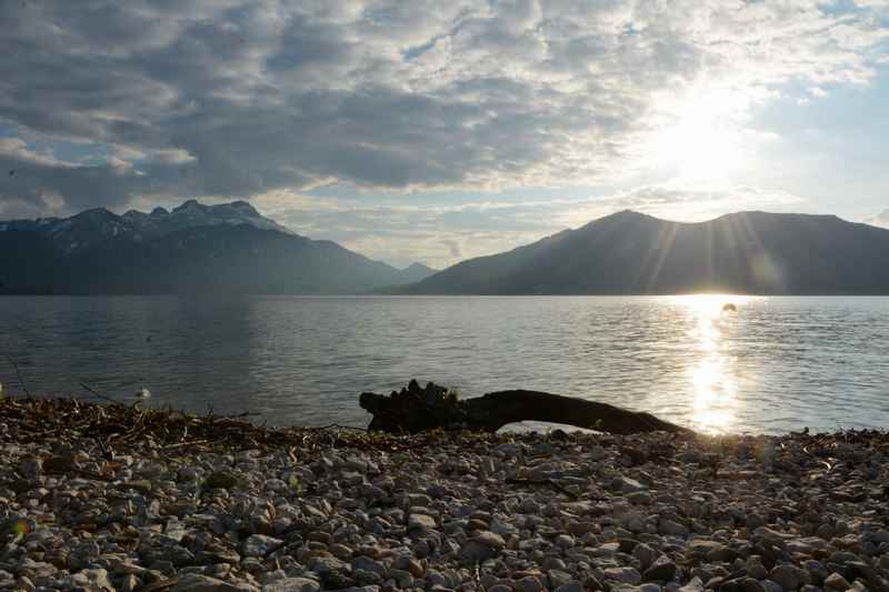 Ein traumhafter Sonnenuntergang am Attersee, nur 150 Meter von der Ferienwohnung entfernt