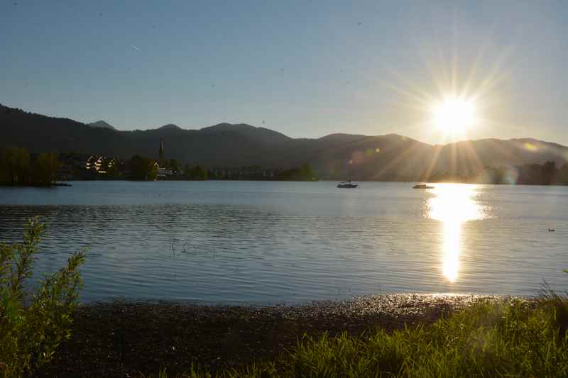 So schön ist der Sonnenuntergang am See in Bayern