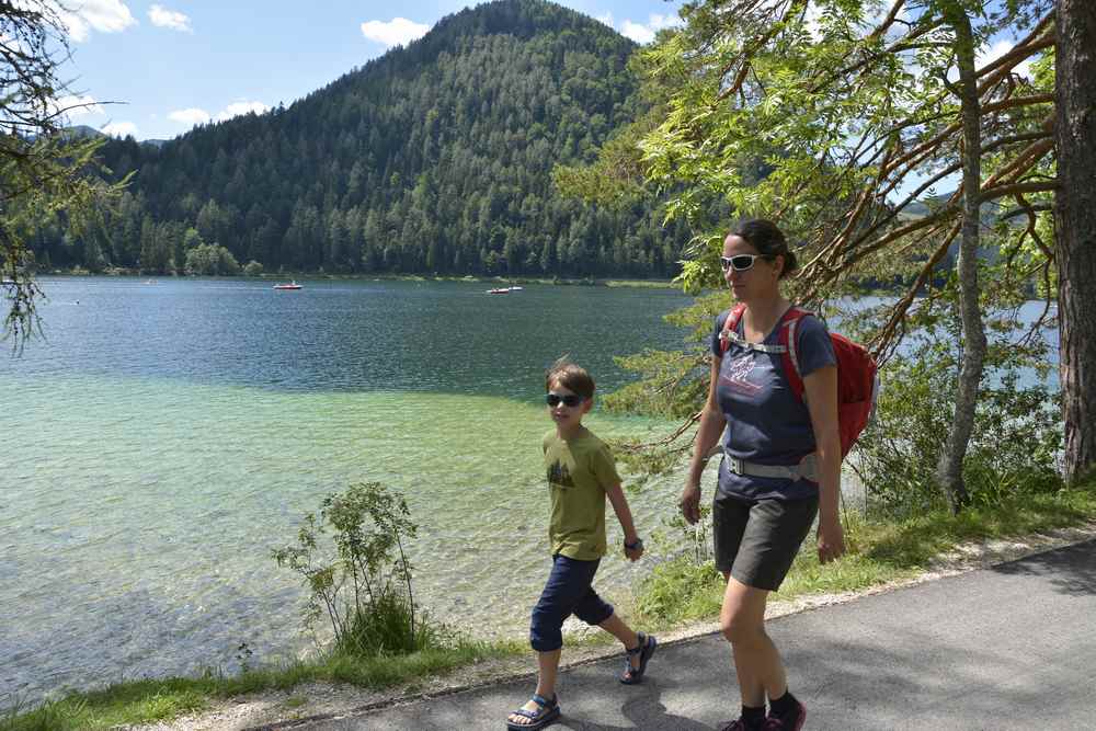 Erlaufsee wandern mit Kindern: Am Ufer entlang mit Blick auf´s türkisgrüne Wasser