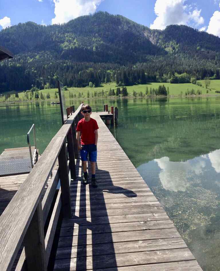 Auf dem langen Steg vom Seegrundstück des Familienhotel Kreuzerwirt