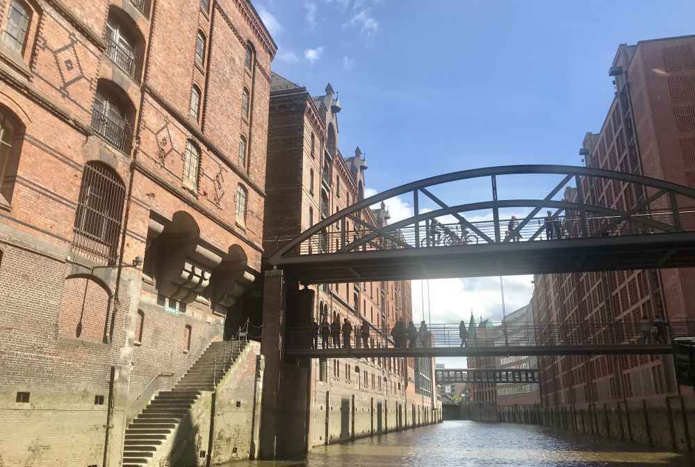 Eindrucksvoll: Die großen Gebäude der Speicherstadt Hamburg. Wurden in nur 3 Jahren erbaut - heute UNESCO Weltkulturerbe 