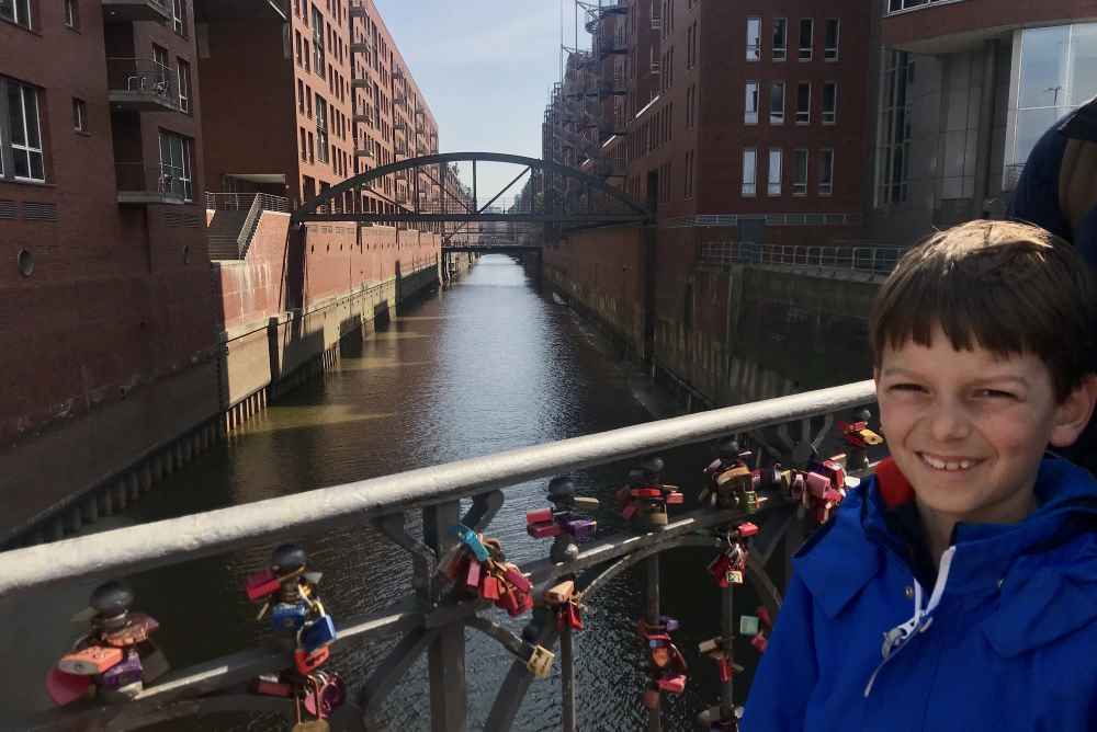 Hamburg mit Kindern - Auf dem Weg von der Hafencity zu den Landungsbrücken: Der Blick in die Speicherstadt