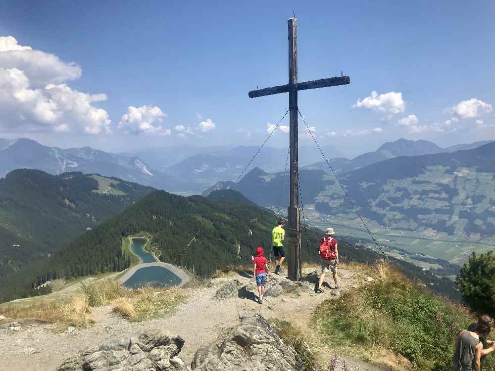 Unsere Spieljoch Wanderung mit Kindern zum Gipfel, mit Ausblick auf das Zillertal