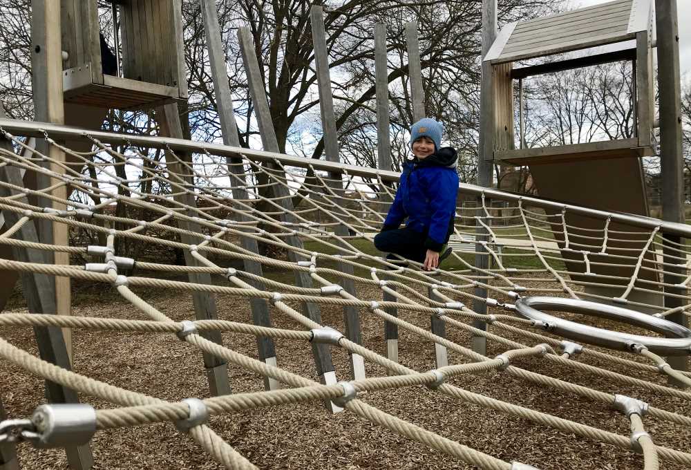 Das ist das große Spinnennetz zum Klettern, gut zum Spielen für kleinere Kinder