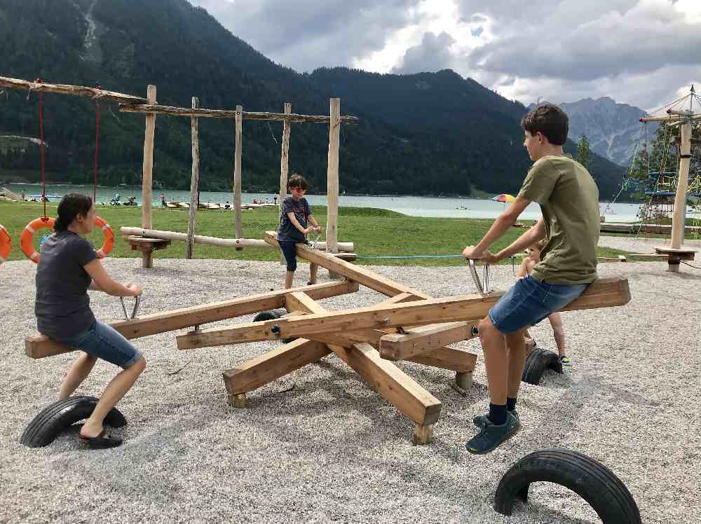 Noch ein besonderes Spielgerät am Atoll Spielplatz am Achensee: Eine Wippe für 4 Personen!