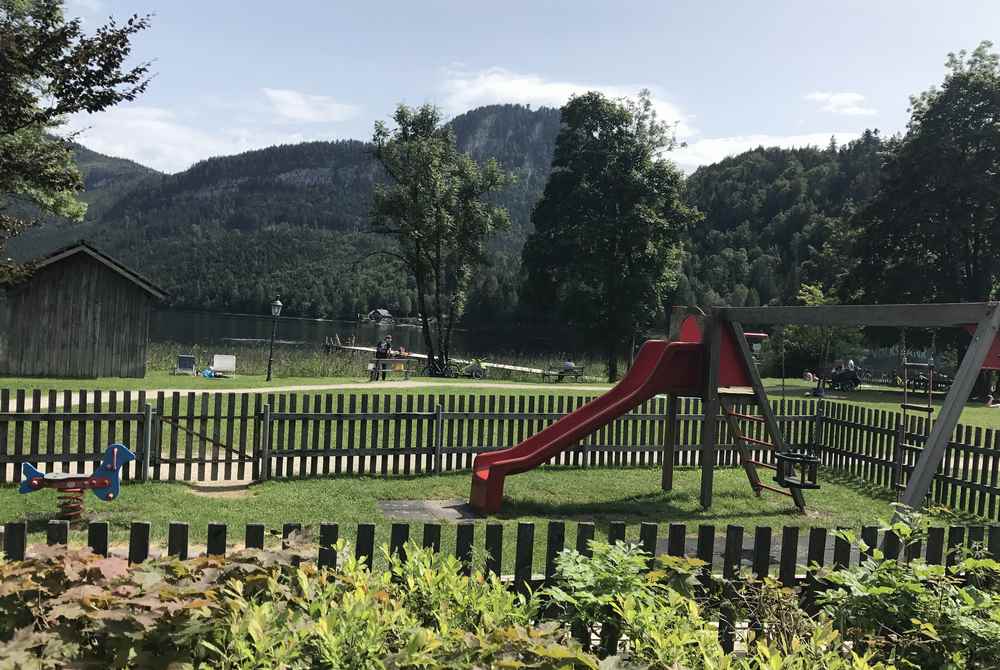 Dort ist auch der Spielplatz am Altausseersee zum Spielen für die Kinder