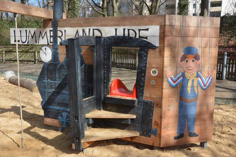 Spielplatz Augsburg - nahe der Augsburger Puppenpiste mit dem Motto "Lummerland"