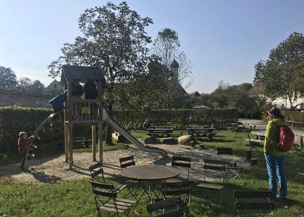 Das ist der Spielplatz beim Kloster, im Biergarten vom Klosterbräustüberl Benediktbeuern