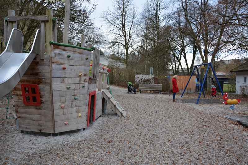 Das ist der Spielplatz Burghausen, am Fuße der Burg in Bayern 