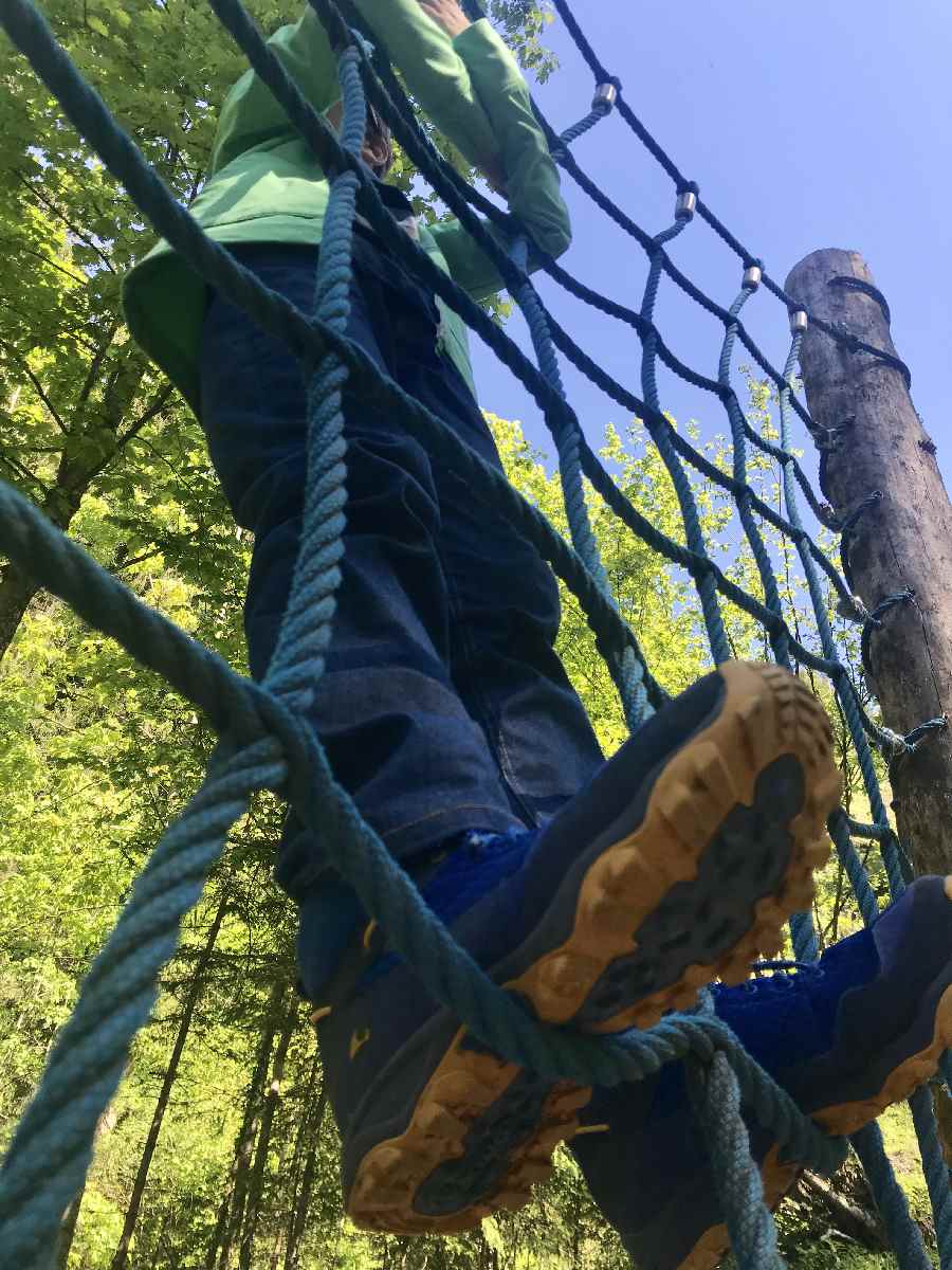 Noch schnell auf das Netz am Spielplatz klettern und dann weiter zum Wasserfall im Zillertal