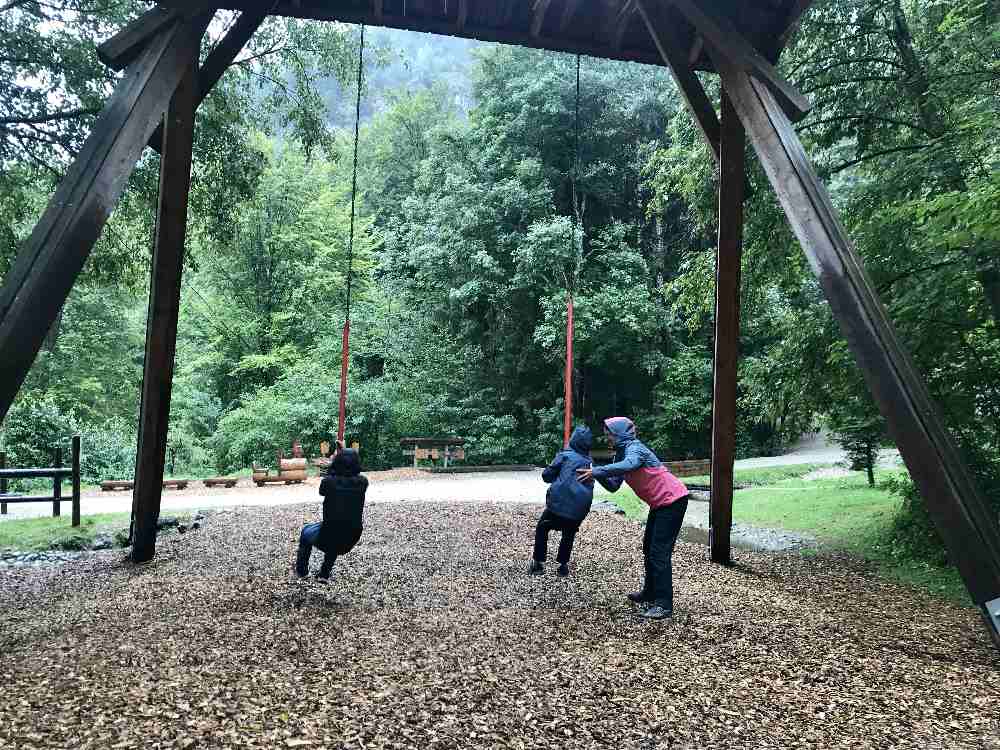 Am Anfang beim Bergwaldpfad - dem Walderlebnisweg in Füssen - ist für Kinder dieser Spielplatz