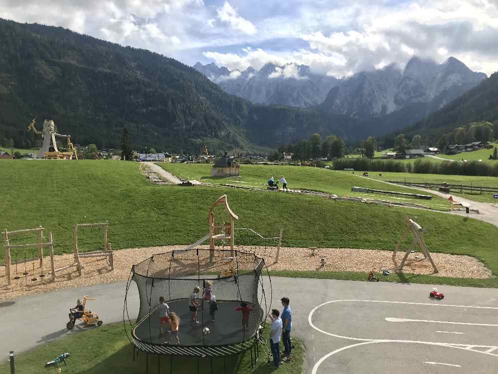 Der Blick von oben auf den Spielplatz - hinten der Gosaukamm am Horizont