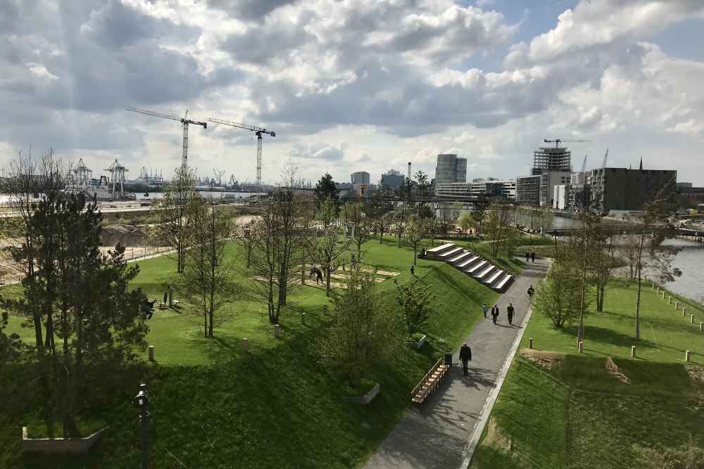 Vom Himmelsberg im Baakenpark hast du diesen Ausblick über den Hamburger Spielplatz und den Park