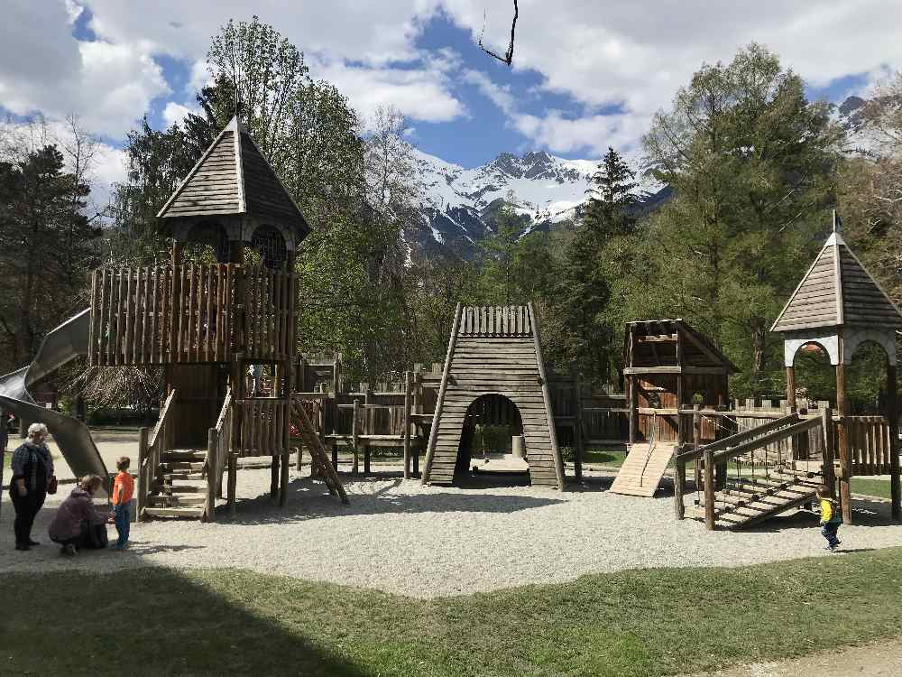 Spielplatz Hofgarten - mit der schneebedeckten Nordkette des Karwendelgebirge