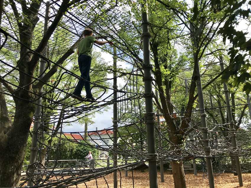 Top am Spielplatz Kronach: Das riesige Klettergerüst mit mehreren Ebenen