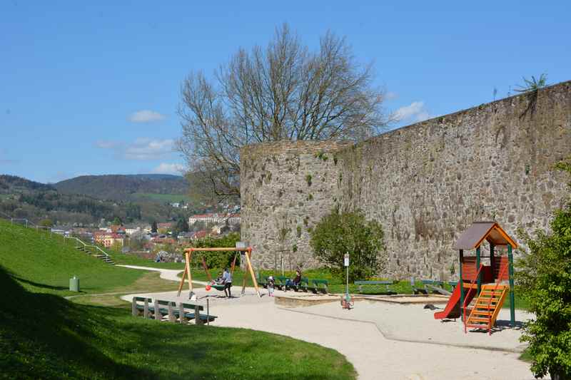 Hinter dem Tor gibt es ein Zwischenziel beim Wandern für die Kinder: Der Spielplatz