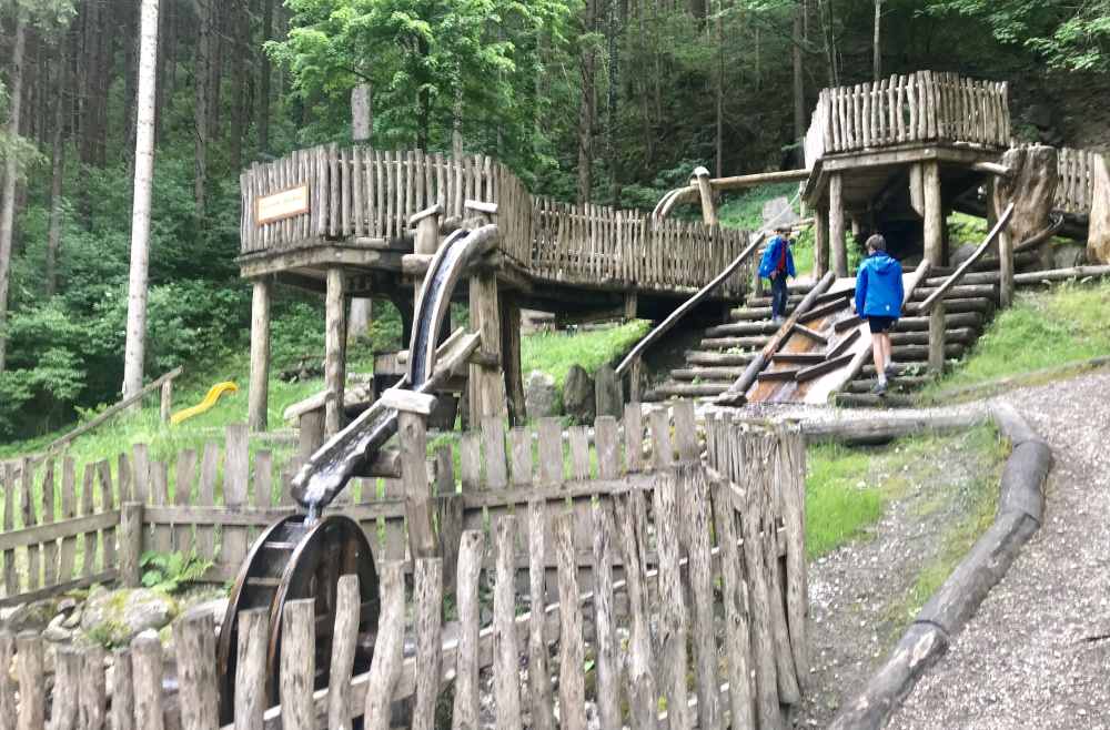 Spielplatz Mayrhofen oder besser Wasserspielplatz Mayrhofen: Der Brindlang Spielplatz rund um´s Wasser!