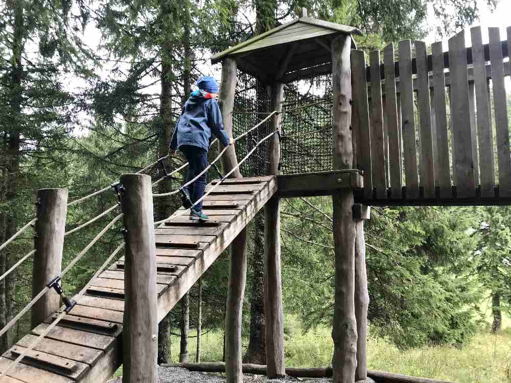 Über die Leiter hinauf auf den Spielturm am Kolbensattel