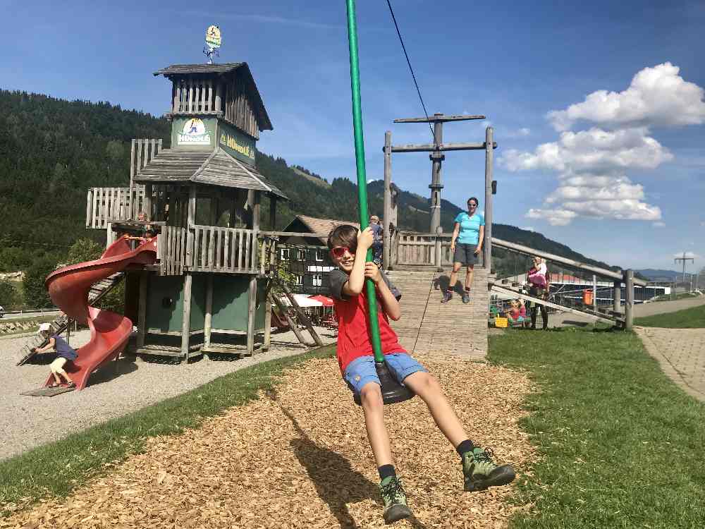 Schön angelegt und viel zu spielen: Der Spielplatz Oberstaufen bei der Talstation der Hündle Bergbahn. Eine der Oberstaufen Sehenswürdigkeiten mit Kindern.