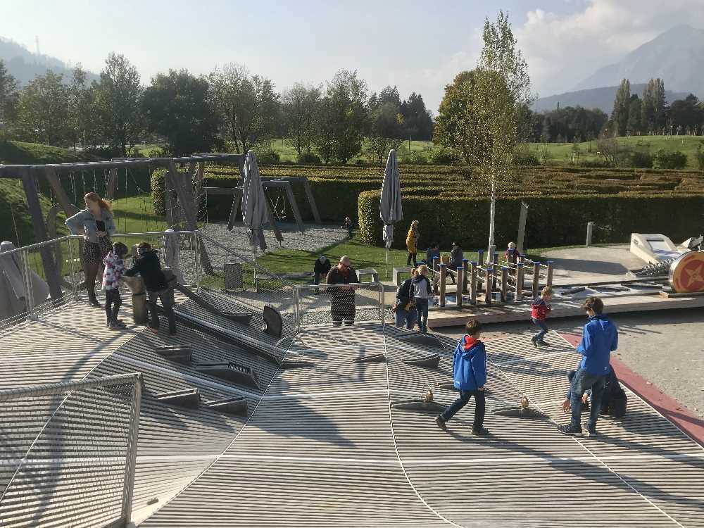 Das ist die Kugelbahn bei den Swarovski Kristallwelten, rundherum der Spielplatz 