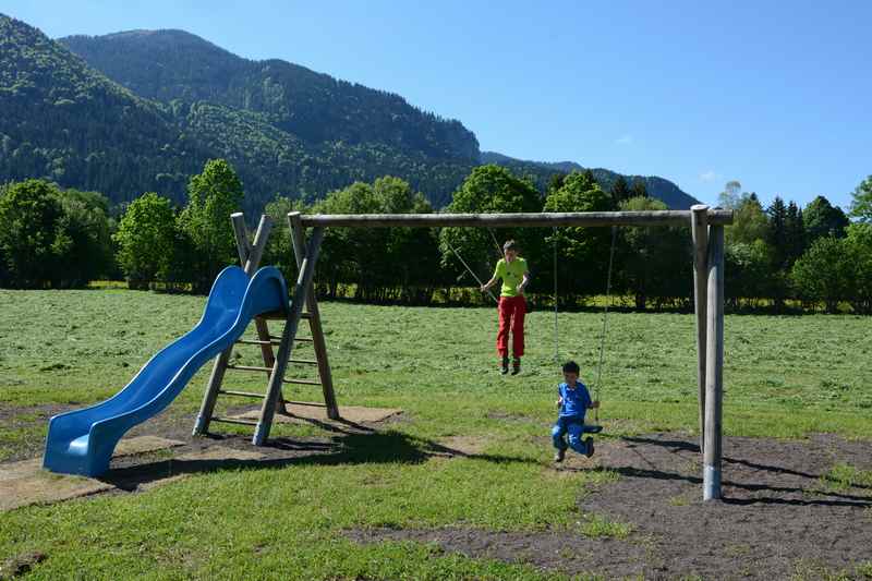 Zeitvertreib vor dem Besuch der Käserei am Tegernsee: Schaukeln am Spielplatz 