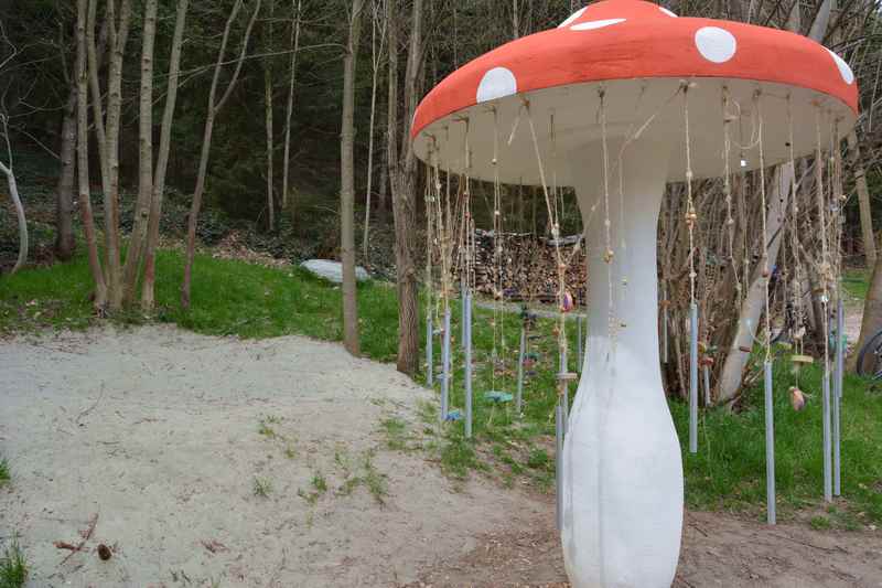 Spielplatz Tirol - mit Kinderspielplatz unter einem großen Pilz mit Klangspiel