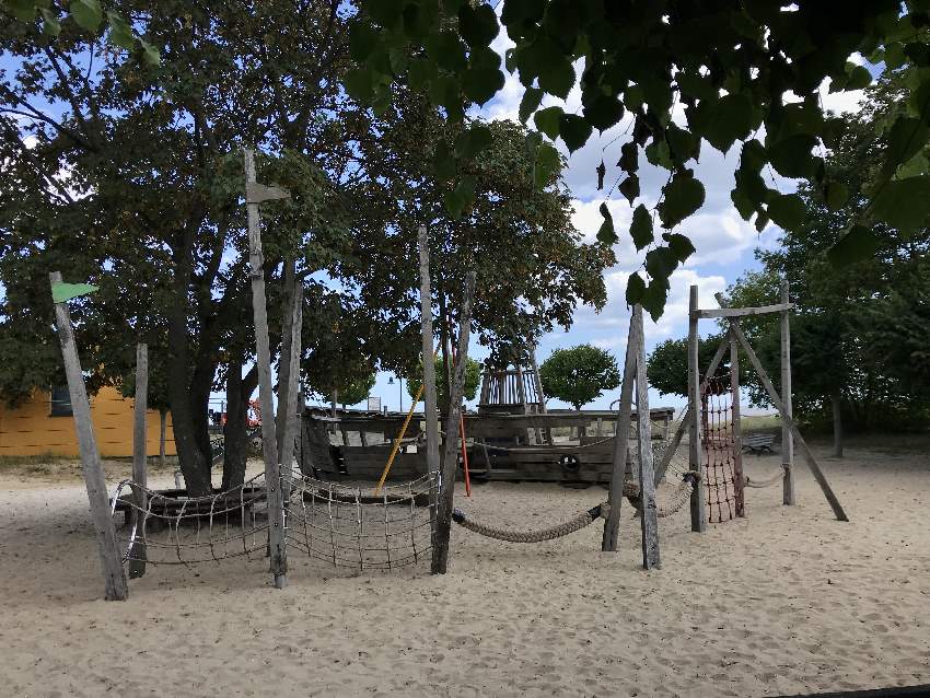 Das Spielschiff am Spielplatz Usedom in Ahlbeck