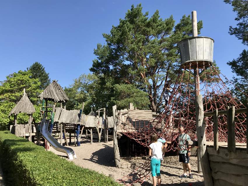 Das ist das Piratenschiff am Spielplatz Heringsdorf auf Usedom, direkt an der Strandpromenade