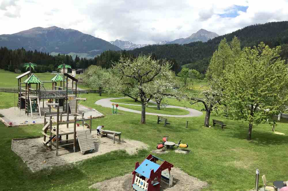  Das ist der großflächige Außenspielplatz für die Gäste im Familienhotel Kreuzwirt