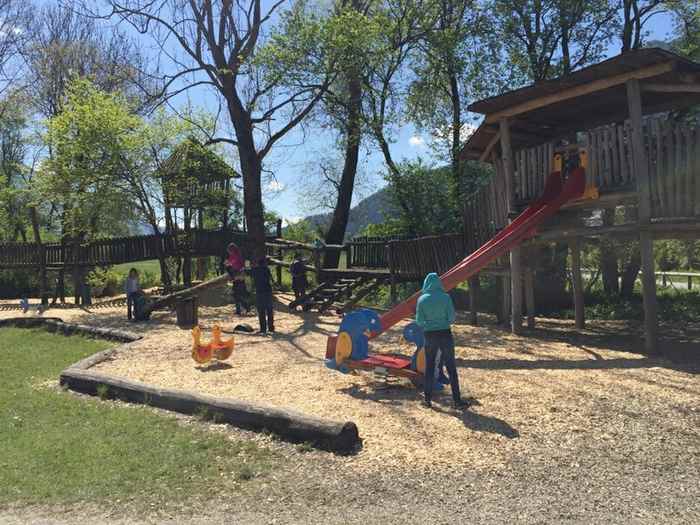 Ein Teil des großen Spielplatz im Zillertal mit Kindern