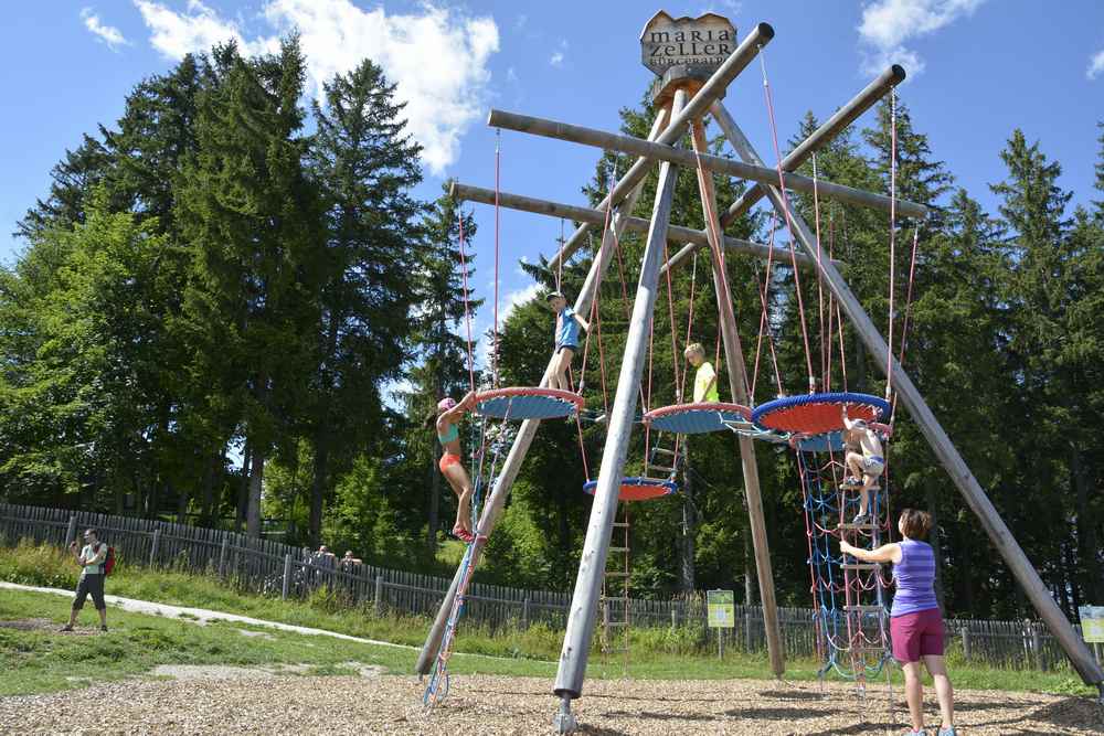 Auch solche Spielgeräte stehen auf dem Biberwasser Spielplatz zum Klettern