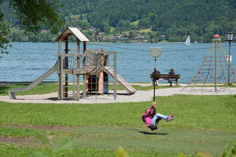 Der Spielplatz liegt direkt am Tegernsee. Kletterturm, Hexenschaukel und Badestrand für Kinder