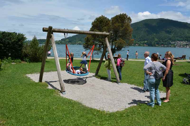 Die große Nestschaukel ist Anziehungspunkt für kleinere und größere Kinder am Tegernsee