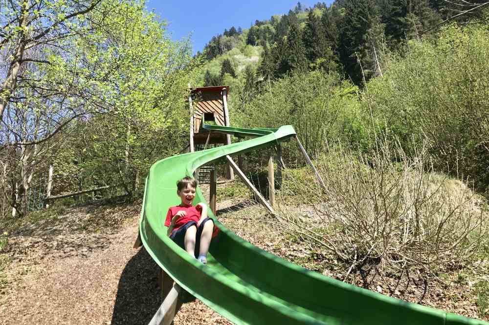 Die lange Rutsche auf dem Aufenfeld Spielplatz im Zillertal