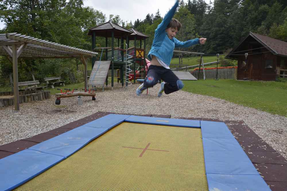 Und das ist der Kinderspielplatz mit dem großen Bodentrampolin