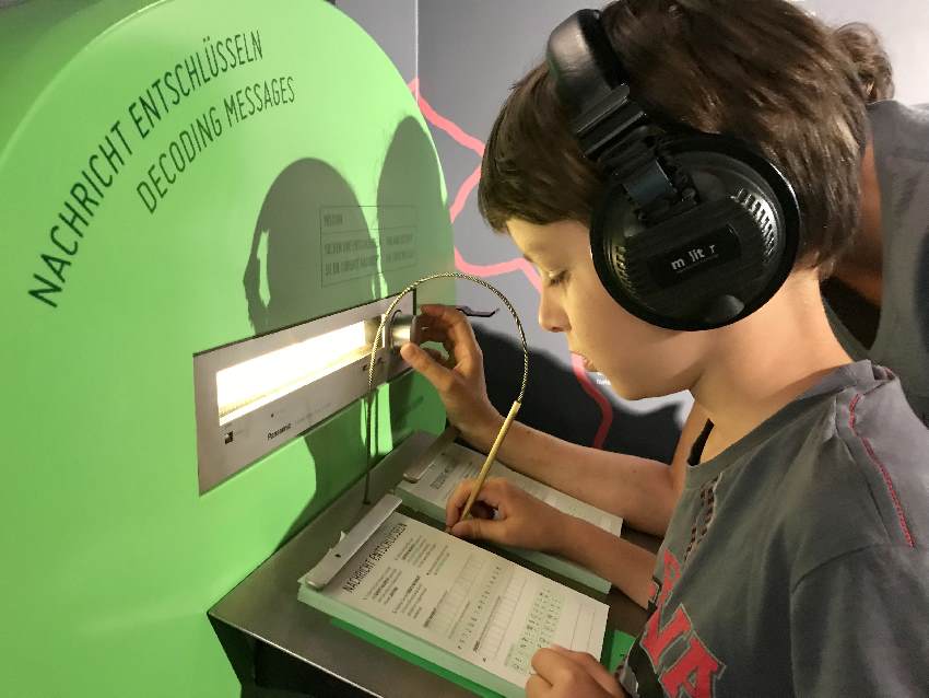 Chiffrieren und De-chiffrieren im Spionage Museum Berlin mit Kindern