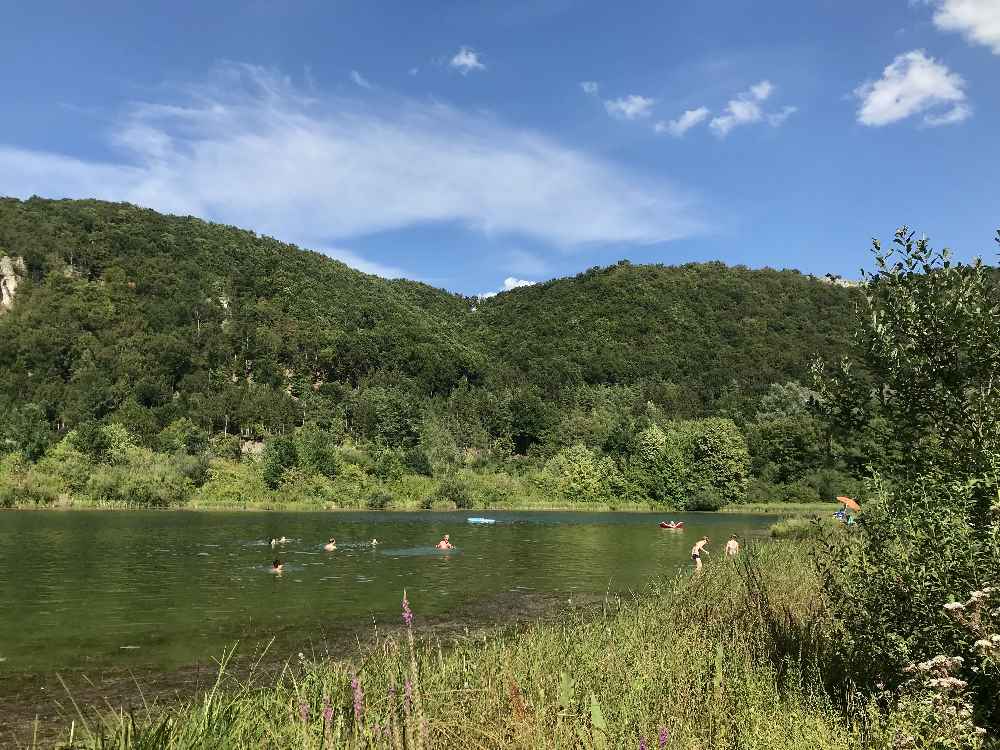 Angenehm in der Hitze: Der Badesee St. Agatha zum Schwimmen und Baden mit Kindern 