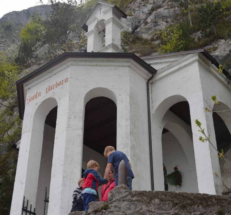 Die St. Barbara Kapelle weit über dem Gardasee, dicht an den Felsen gebaut. Tolles Ziel zum Wandern mit Kindern am Gardasee