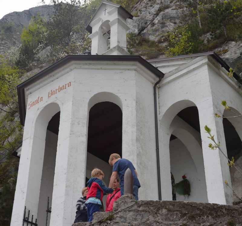 Riva del Garda wandern mit Kindern: Das ist der Ausblick von der Bastion auf Riva und den Gardasee : Die St. Barbara Kapelle weit über dem Gardasee, dicht an den Felsen gebaut.