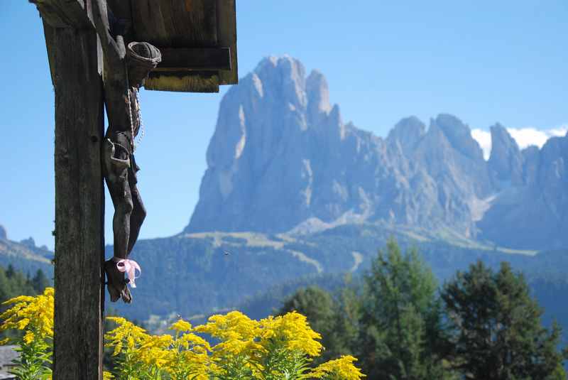 St. Jakob Gröden:  In St. Ulrich mountainbiken mit Kindern mit Blick den bekannten Langkofel in den Dolomiten 