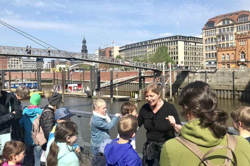 Mit Blick von der Speicherstadt auf die Hamburger Altstadt geht unsere Führung weiter