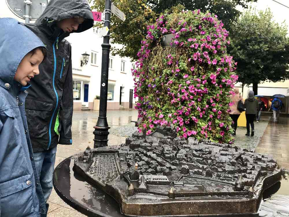 Füssen mit Kindern bei Regen: Das Stadtrelief gefällt unseren Kindern immer