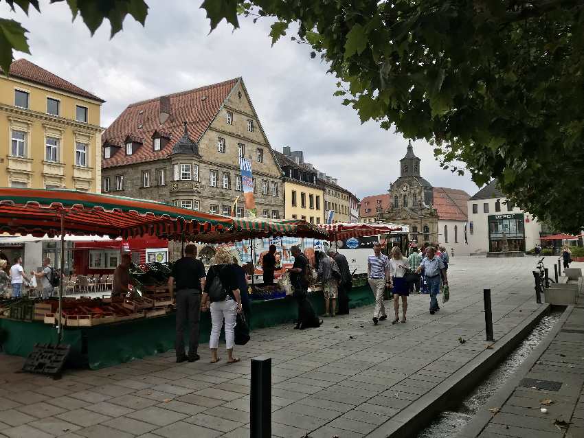 Los zum Stadtrundgang Bayreuth mit Kindern - mit dem Wochenmarkt in der Maximilianstrasse