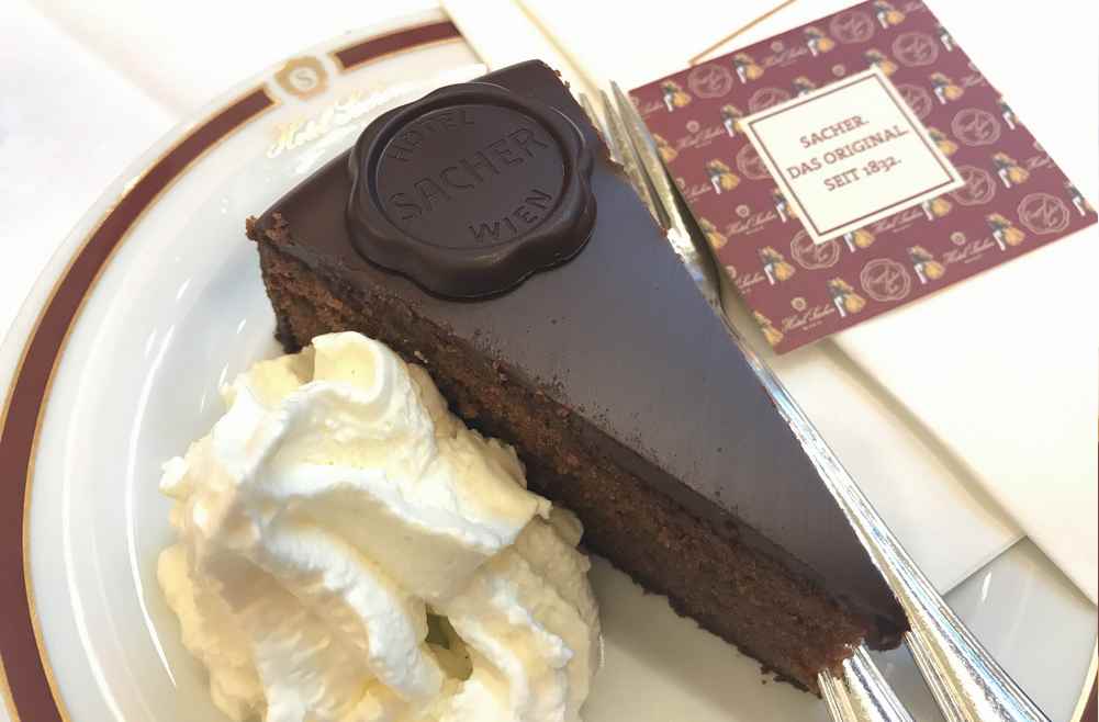 Das teuerste Stück Kuchen in Wien: Die Sacher Torte. Aber gut war sie wirklich!